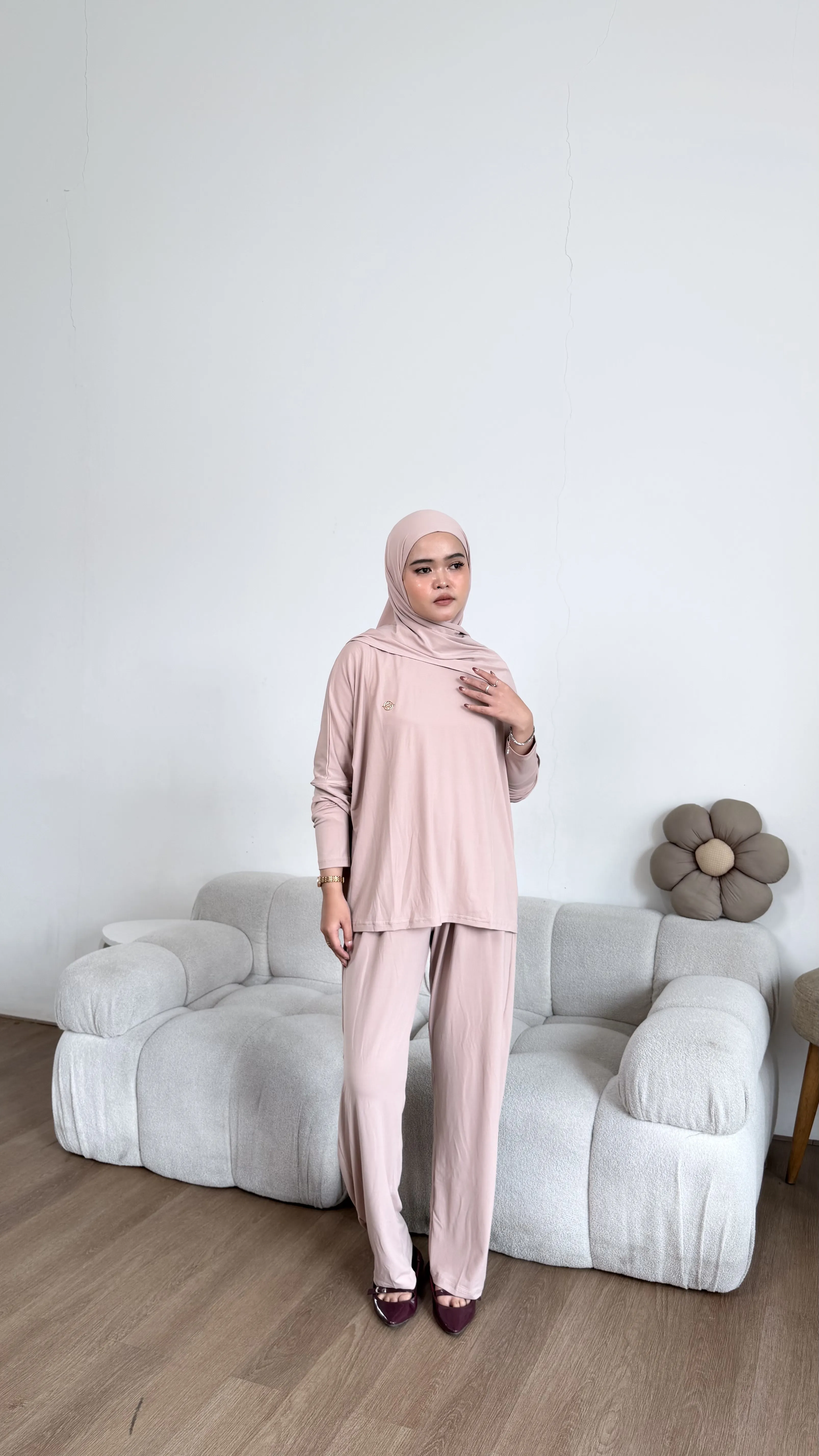Nadine Oneset (tanpa hijab)