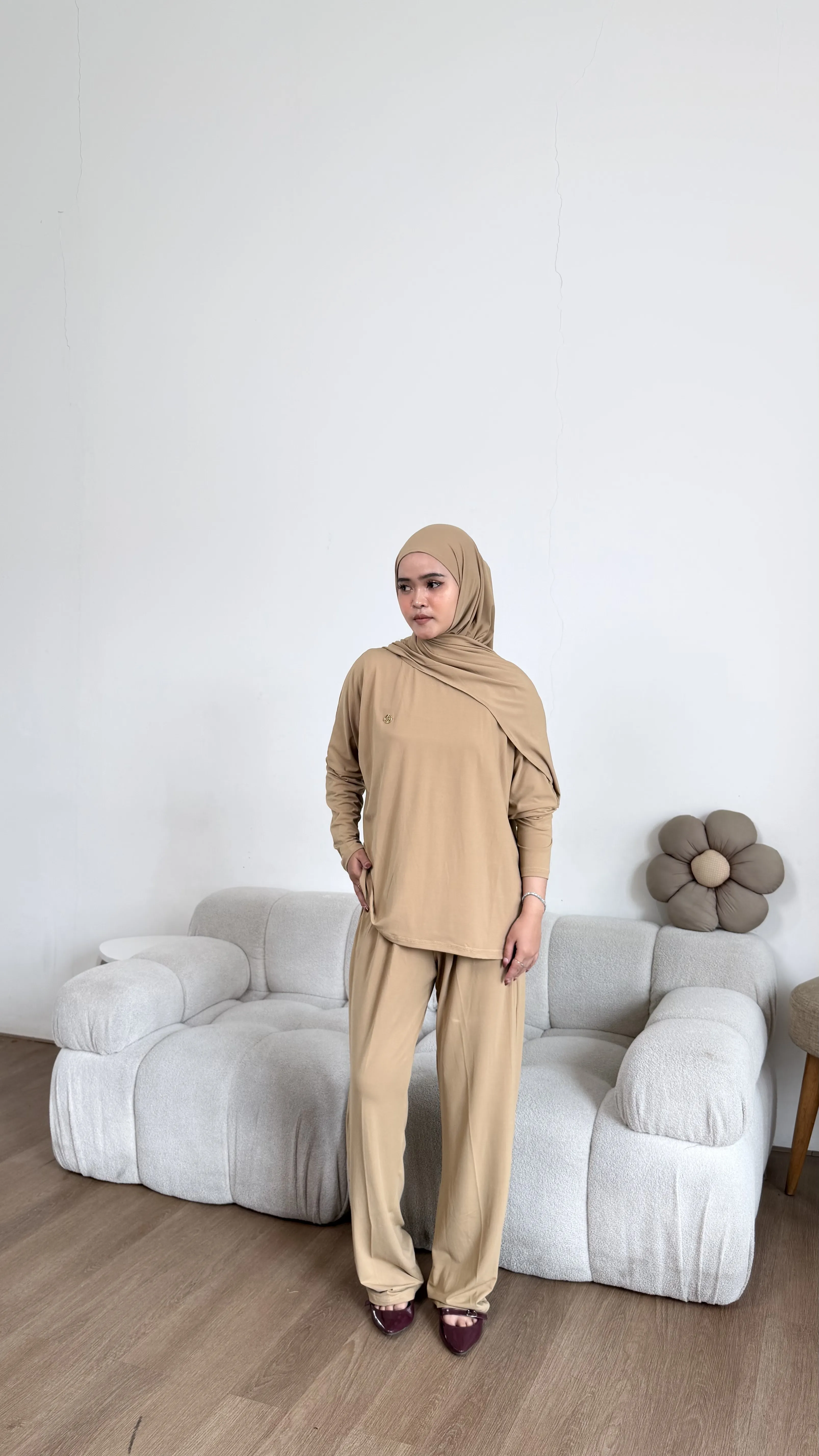 Nadine Oneset (tanpa hijab)