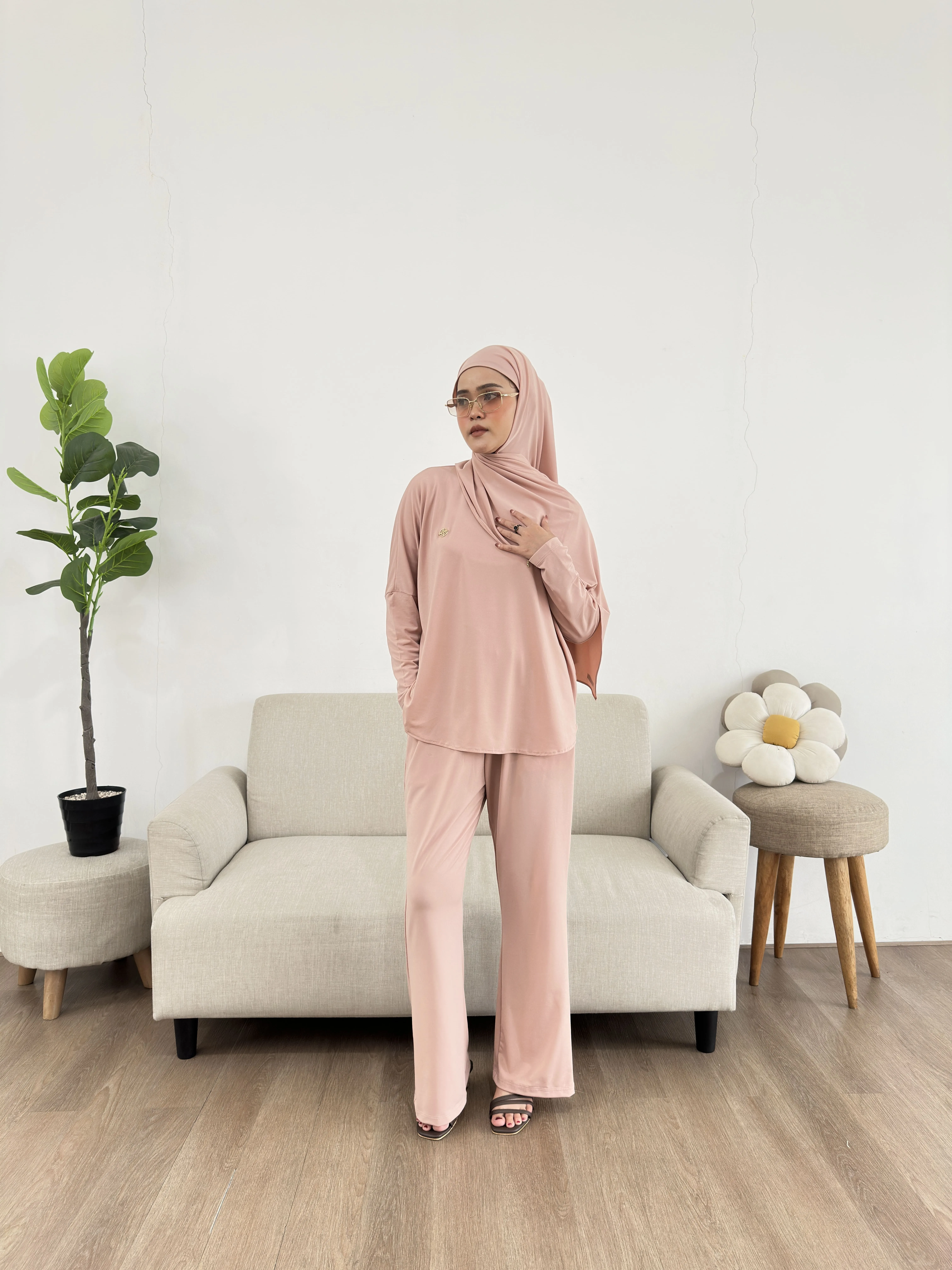 Rumi Oneset (tanpa hijab)