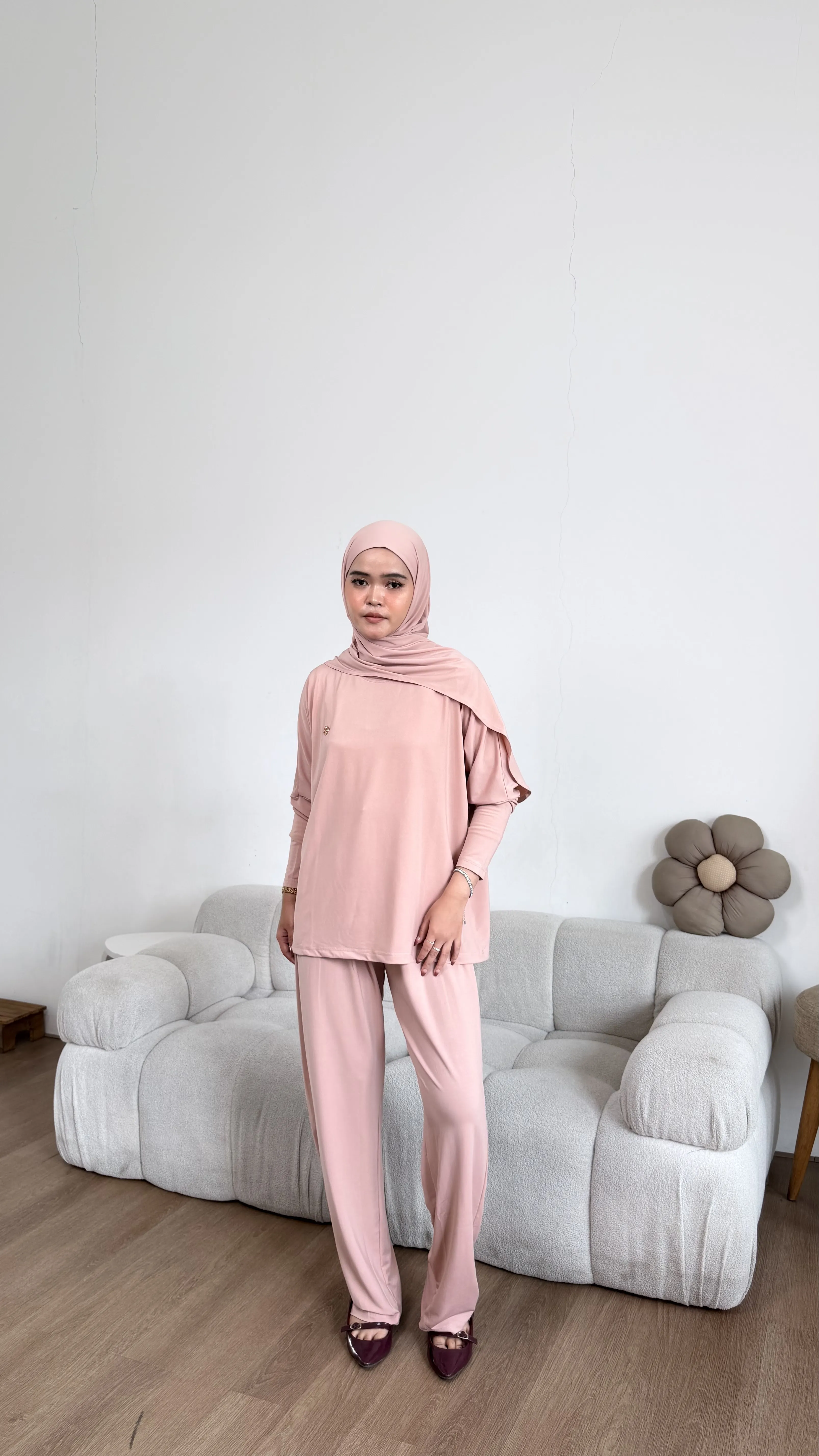 Nadine Oneset (tanpa hijab)