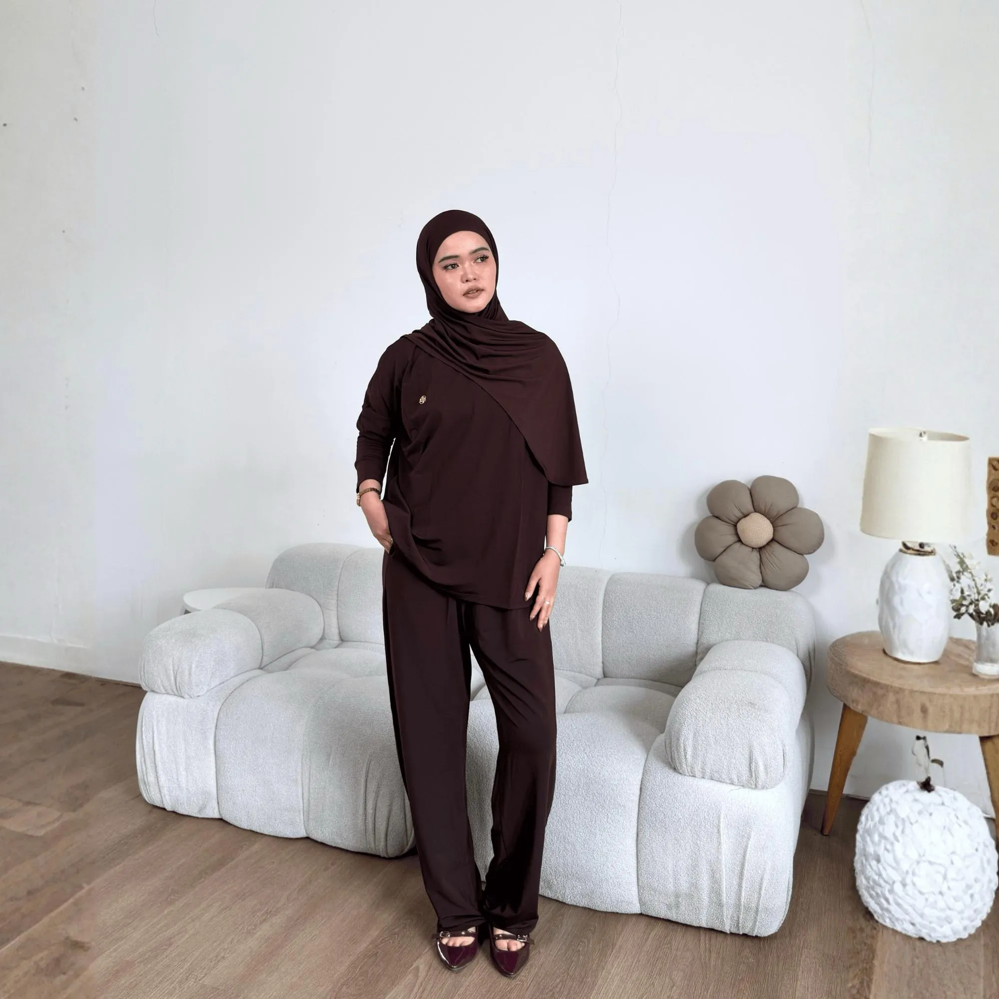 Nadine Oneset (tanpa hijab)