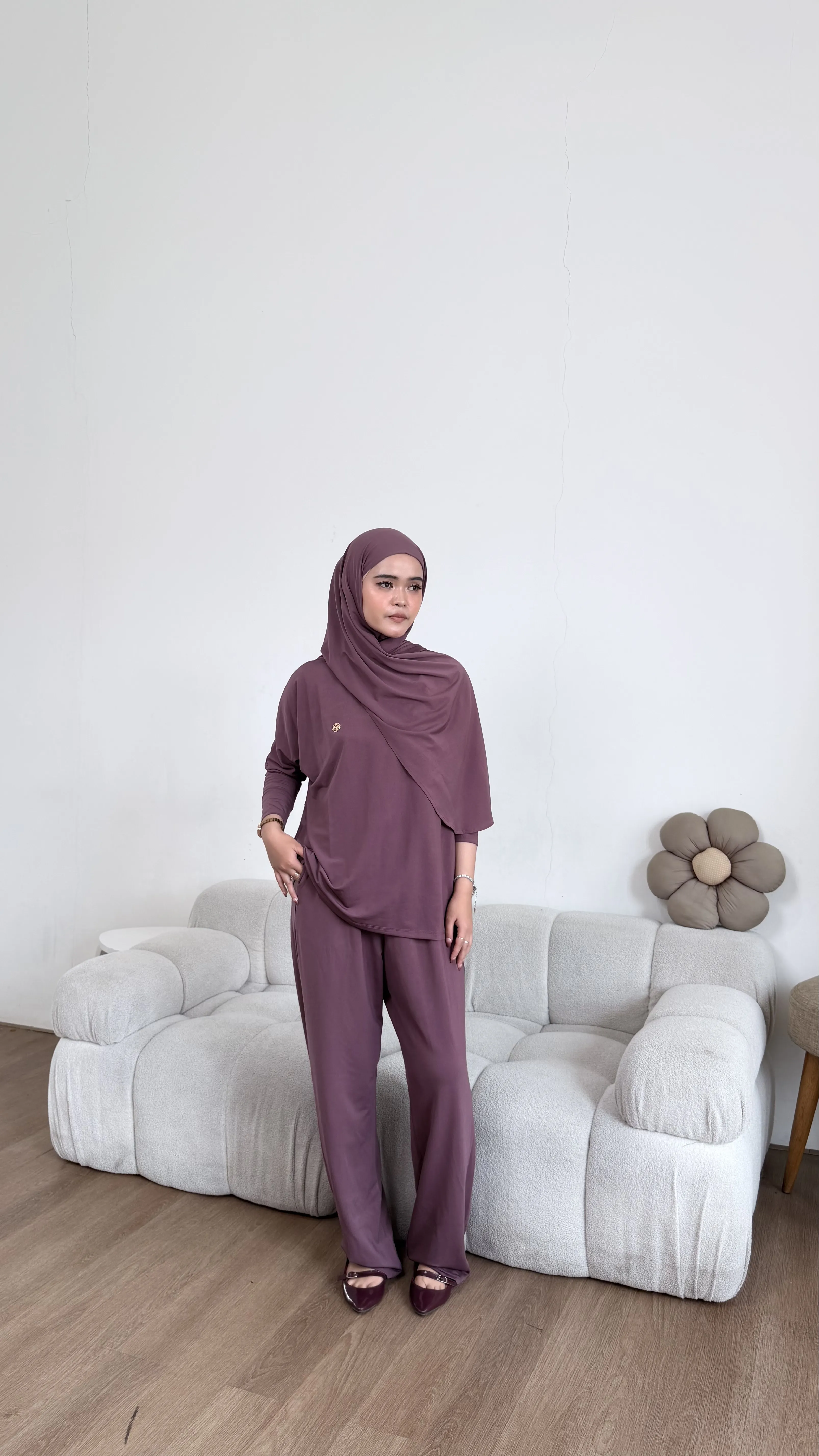 Nadine Oneset (tanpa hijab)