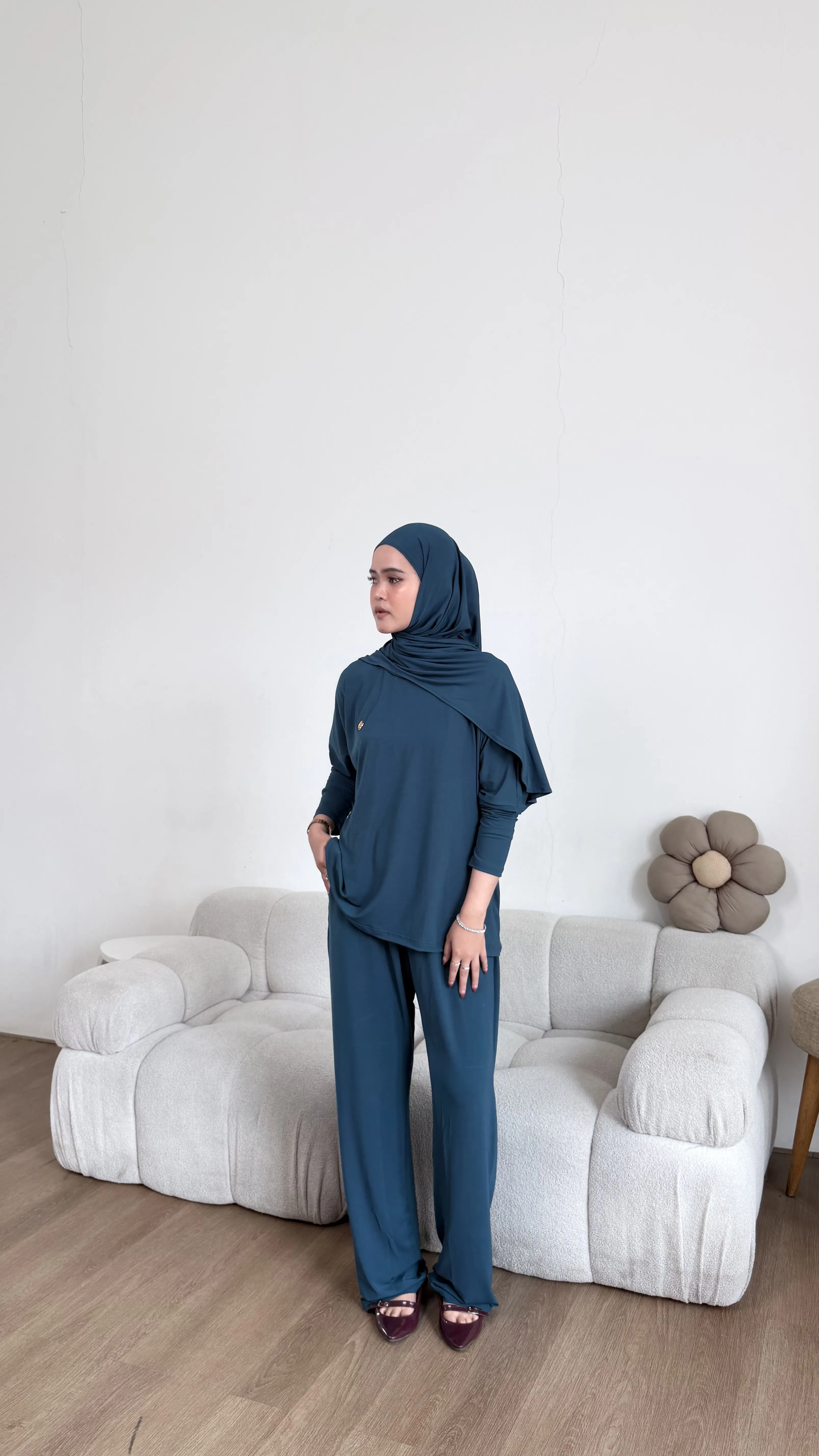 Nadine Oneset (tanpa hijab)