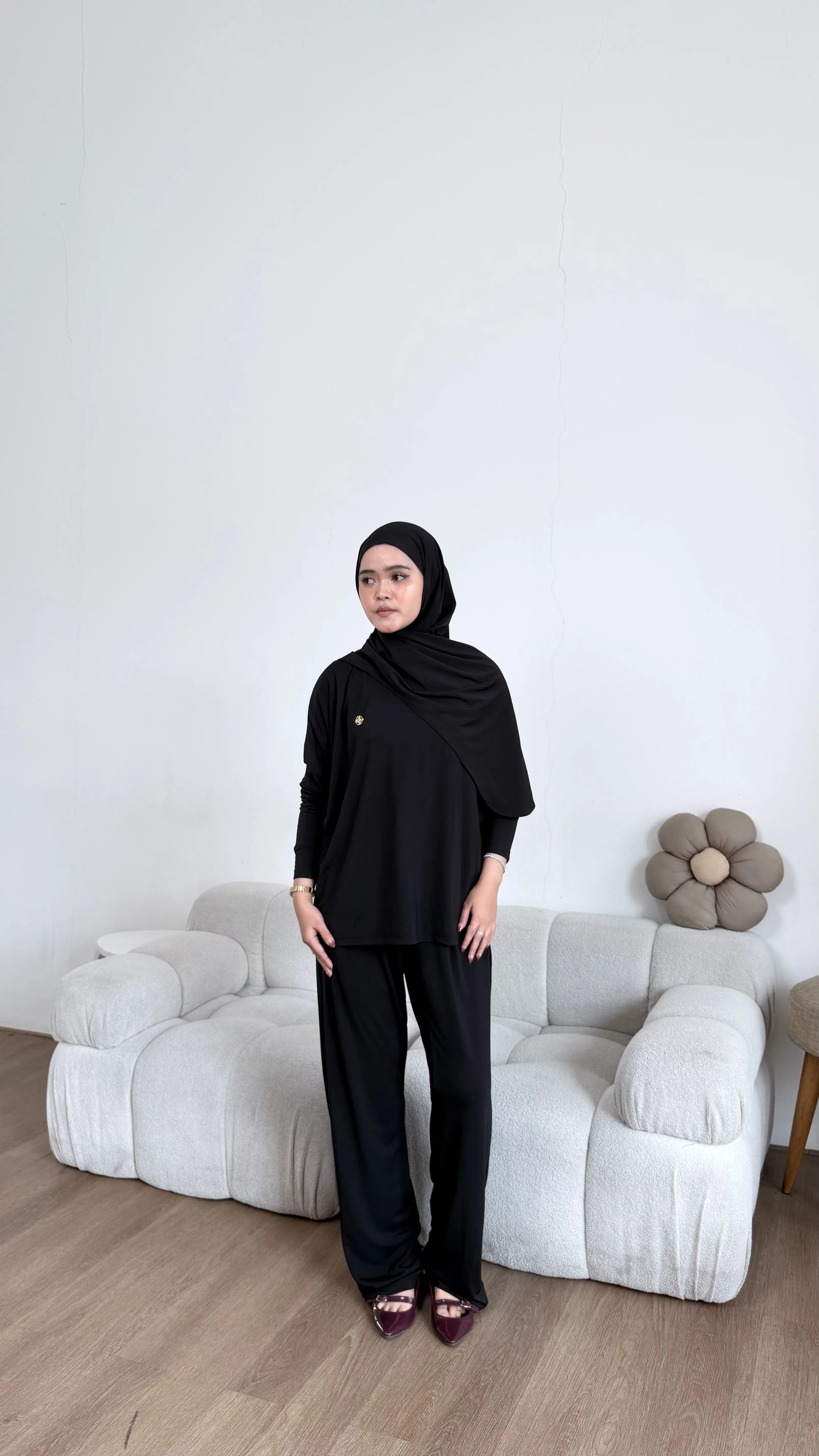 Nadine Oneset (tanpa hijab)
