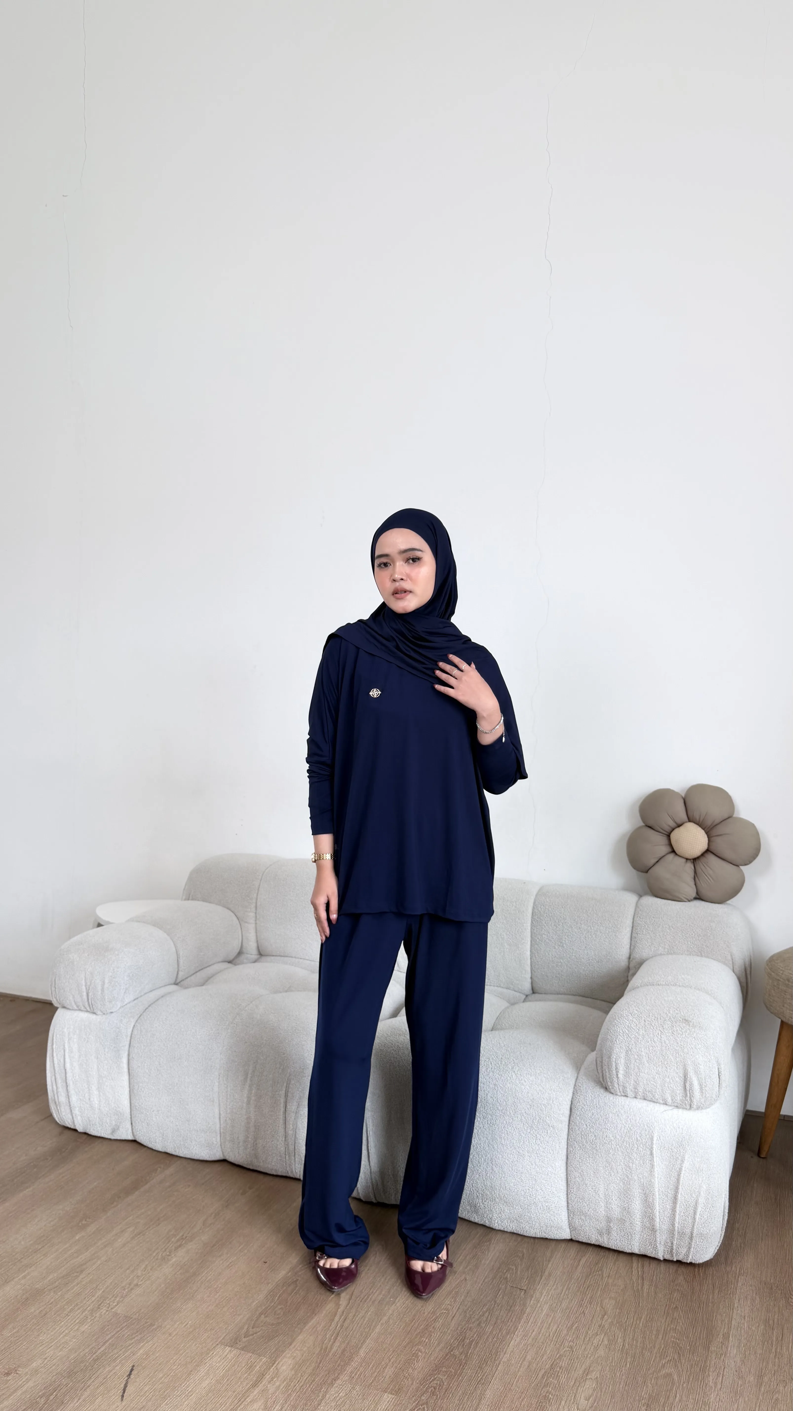 Nadine Oneset (tanpa hijab)